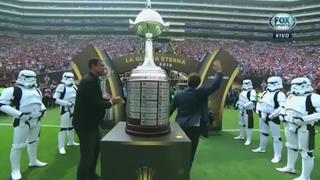 Copa Libertadores: ‘stormtroopers’ custodian el trofeo que se llevará el campeón | VIDEO