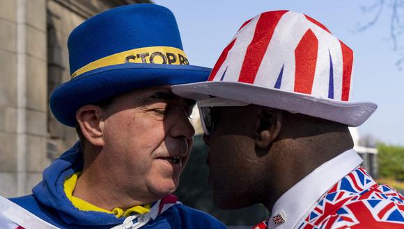 Manifestantes en favor y en contra del Brexit protestan en las afueras del Parlamento británico. (AFP).