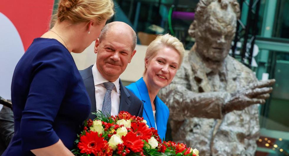 De izquierda a derecha, la principal candidata a la alcaldía de Berlín y colíder del partido socialdemócrata SPD, Franziska Giffey; el candidato a canciller del SPD, Olaf Scholz; y la primera ministra del estado de Mecklemburgo-Pomerania Occidental, Manuela Schwesig, sostienen ramos de flores cuando llegan para una declaración antes de una reunión de su partido. (ODD ANDERSEN / AFP).