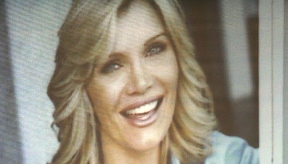 La acusación presenta un retrato de la fallecida actriz Lana Clarkson durante el juicio por asesinato del productor musical Phil Spector en el Tribunal Superior de Los Ángeles el 28 de junio de 2007 en Los Ángeles. (Foto: Damian Dovarganes / POOL / AFP)