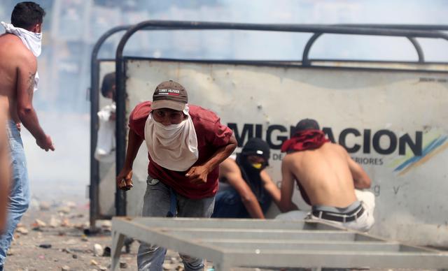 Impiden el ingreso a Venezuela de camiones con ayuda humanitaria de Estados Unidos desde Colombia. (EFE).