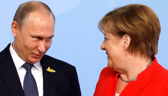La canciller alemana Angela Merkel da la bienvenida al presidente de Rusia, Vladimir Putin, en la cumbre del G20 en Hamburgo, Alemania, el 7 de julio de 2017. Hoy ambos hablaron por teléfono sobre el coronavirus. (Foto referencial, REUTERS / Carlos Barria).
