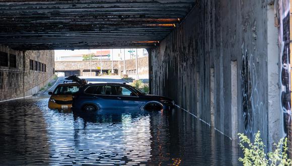 Los autos quedan varados en el agua debajo de un puente después de que los restos del huracán Ida produjeran fuertes lluvias y causaran inundaciones generalizadas en Nueva York. (EFE / EPA / ANGEL COLMENARES).