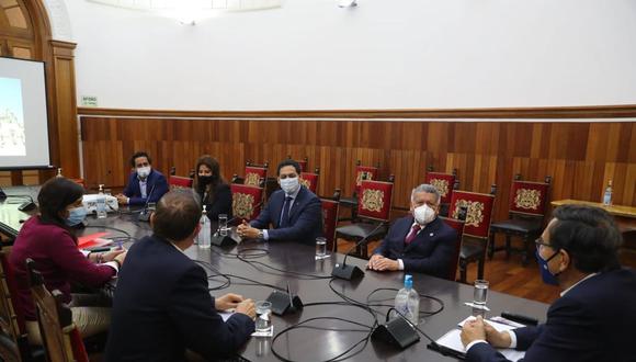 Martín Vizcarra se reunió con el líder de APP, César Acuña, y representantes de ese partido. (Foto: Presidencia)