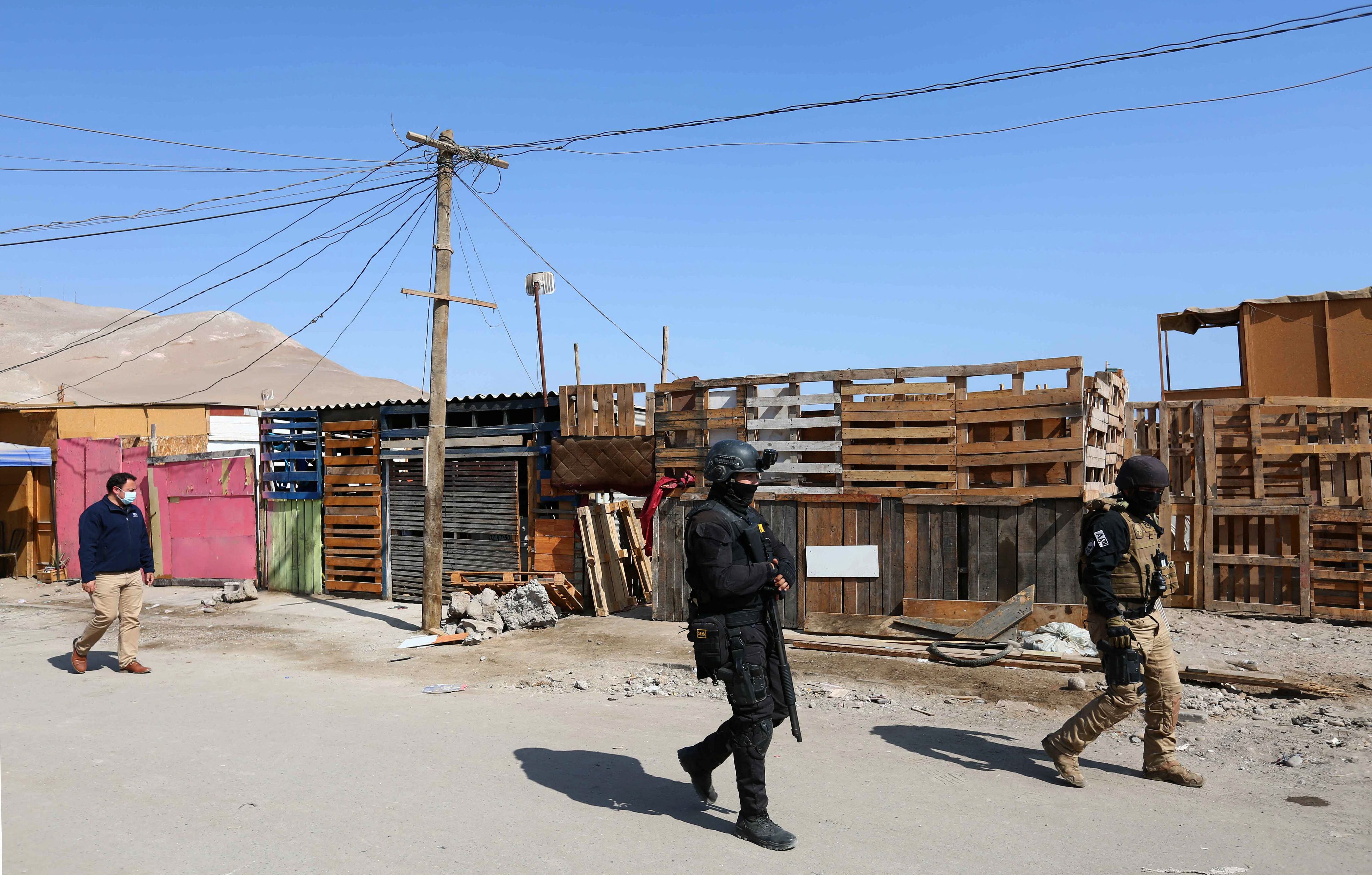 Chile's Investigative Police (PDI) patrols an area around Cerro Chuño, on the outskirts of Arica, on June 16, 2022, where the Los Gallegos criminal group is located.  (AFP).