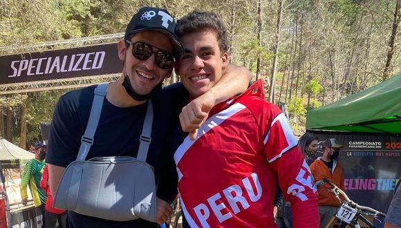 Mateo con la camiseta peruana, celebrando junto al experimentado Alejandro Paz, quien no pudo competir por lesión. (Foto: Instagram)