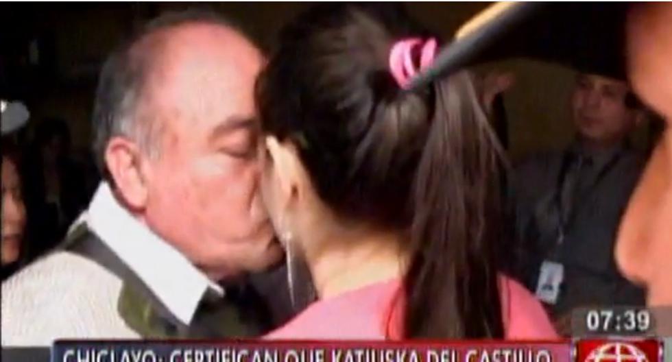 Katiuskha del Castillo y Roberto Torres sellaron su reencuentro con un beso... (Foto: Captura de YouTube)