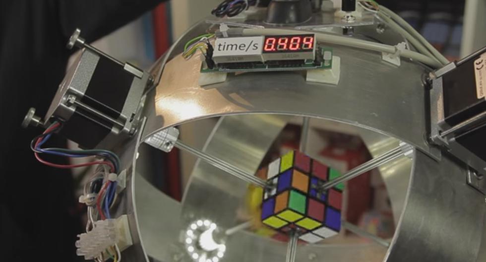 Este robot ha sido capaz de coronarse con el Record Guinnes por armar muy rápido el cubo Rubik según este video de YouTube. (Foto: captura)