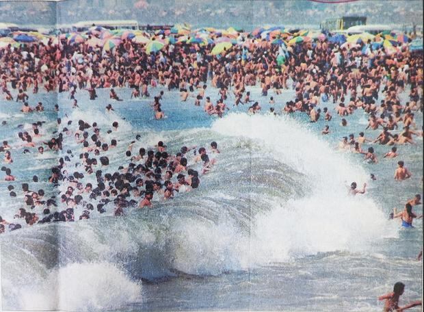 Lima, enero de 1998. Imagen impresionante de masas completas de gente en una playa de la Costa Verde. El año del calor extremo. (Foto: Enrique Cúneo / GEC Archivo Histórico)