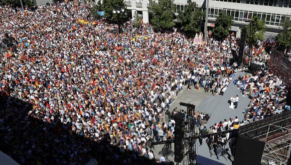 Los manifestantes se reúnen mientras el presidente del Partido Popular (PP), Alberto Núñez Feijoo, pronuncia un discurso durante una manifestación convocada por partidos de oposición de derecha para protestar contra una posible ley de amnistía. (Foto de Thomas COEX / AFP)