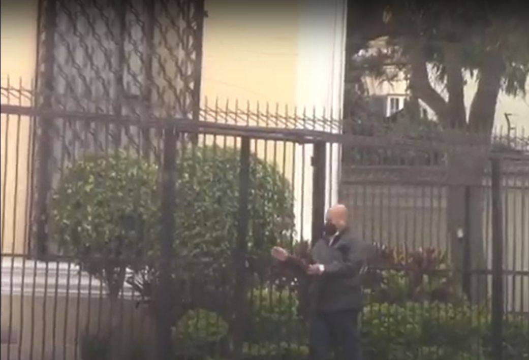 Beder Camacho ingresando a la residencia del embajador de Venezuela.