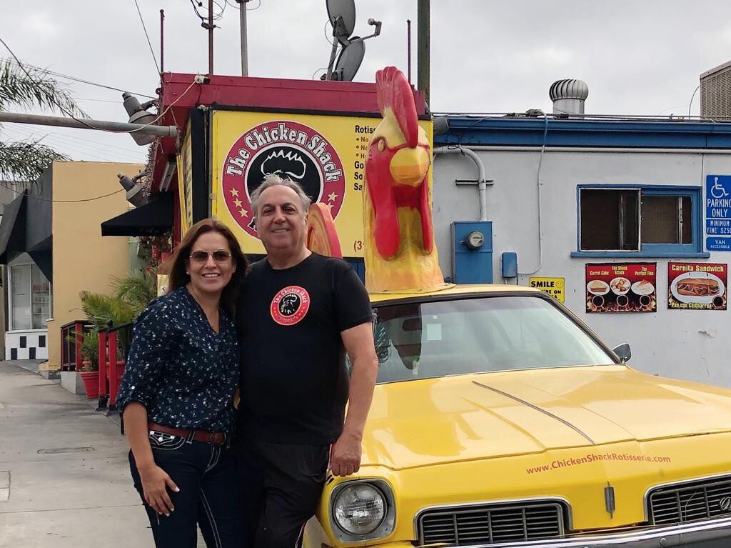 Martha y René Boggio, de The Chicken Shack, a las afueras del restaurante. (Foto: Cortesía de Martha Boggio)