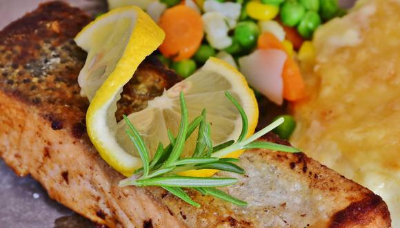 El filete de pescado combina perfectamente con ensalada, cítricos, puré de papas, pastas, entre otras guarniciones. (Foto: Pixabay)