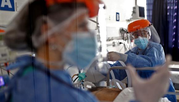 Trabajadores de la salud revisan a un paciente con COVID-19 en la UCI del Hospital San Roque en Córdoba, Argentina. (Foto: Nicolás Aguilera / AFP)