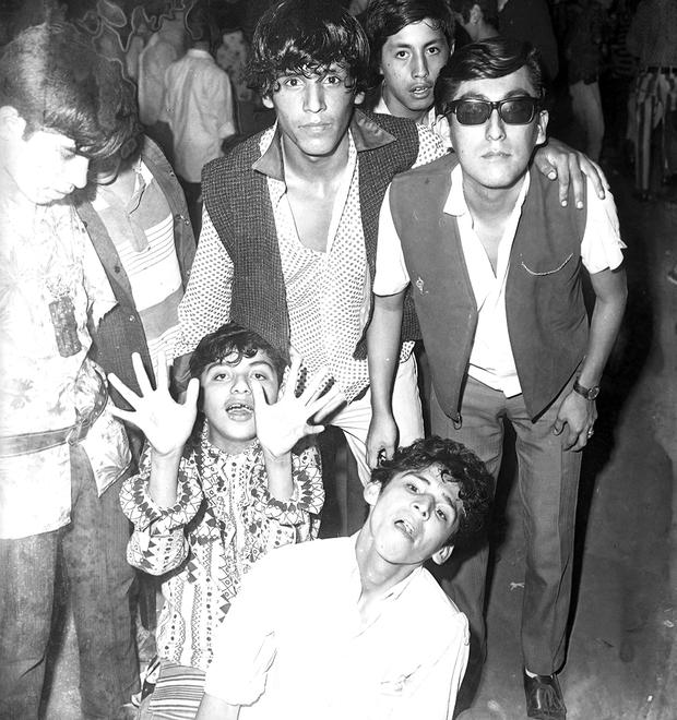 Members of the Cuernos de Lince: Jorge Salinas (making hand gestures) and Ricardo Vargas (standing in the center) shared their experiences as hippies with a journalist from the dean newspaper.  Postcard from 1968. Photo: GEC Historical Archive