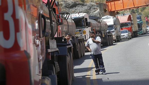 El concesionario de la Carretera Central, Deviandes, no concluye los trabajos de mejora en la vía debido a que el MTC no entrega los terrenos para las obras. (Foto: El Comercio)