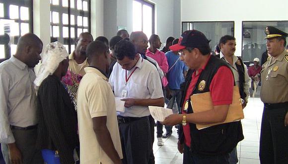 El Perú deporta a 23 haitianos ilegales en frontera con Ecuador