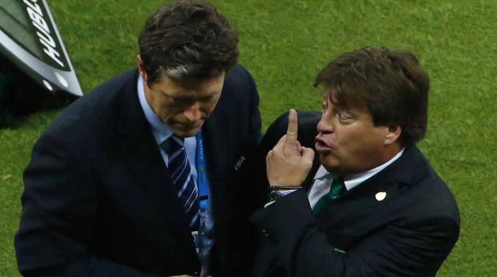 Con un agente de la FIFA, Miguel Herrera en pleno reclamo por un arbitraje discutible. (Fotos: Reuters / AP)