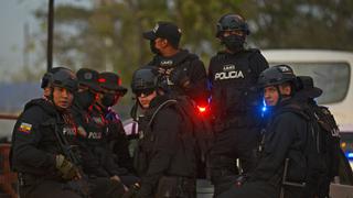 Conmoción en Ecuador: asesinan a dos personas y las cuelgan de un puente al estilo de las mafias de México