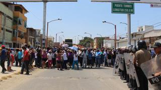 Tumbes: docentes bloquearon una hora puente de acceso a ciudad