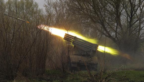 Militares de Ucrania disparan un lanzacohetes múltiple (MRL) desde su posición en el área de Kharkiv, el 20 de abril de 2022. (EFE/EPA/STR).