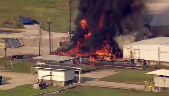 Un incendio se produjo en las instalaciones de la planta química Arkhema en Houston, Texas. (Foto: Twitter)