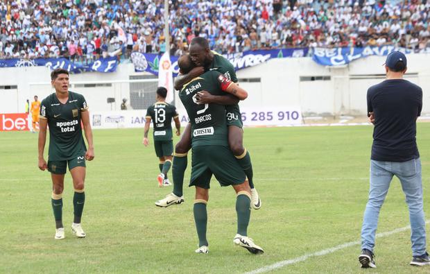 Cecilio Waterman celebrando su gol con Hernán Barcos. (Foto: Eddyn Nole / GEC)