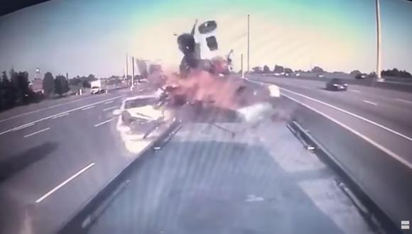 Una camioneta esperaba recibir auxilio de una grúa. Sin embargo, terminó impactado por otro vehículo. (Foto: YouTube).