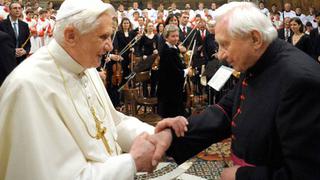 Benedicto XVI analizó renunciar durante meses, afirmó su hermano