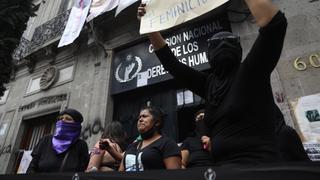 México: familiares de víctimas de la violencia queman sillas en la Comisión Nacional de Derechos Humanos