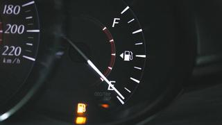 Revisar el indicador de combustible y el truco para saber en qué lado está el depósito del auto
