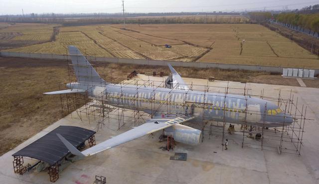 Zhu Yue casi terminó por completo su réplica a tamaño real de un Airbus A320, aparcado en una esquina de una pista rodeada de campos de trigo en el noreste de China. (AFP)