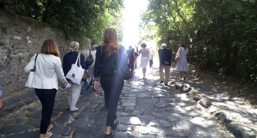Turistas recorren tramos de la Via Appia. (Foto: EFE)