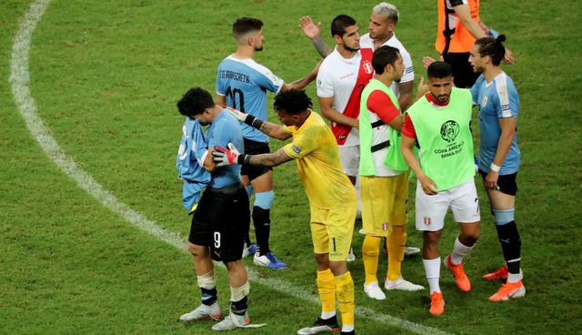 Perú vs, Uruguaya: futbolistas uruguayos saludaron a los peruanos. (Foto: Reuters)