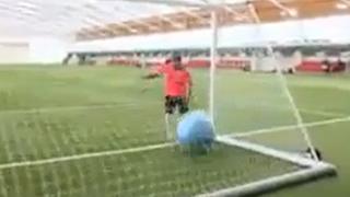 Futbolistas del Barcelona juegan penales con pelota de pilates