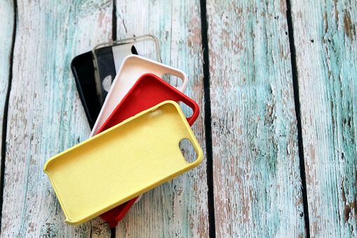 Los accesorios para celulares están de moda, estos elementos son muy requeridos tanto por jóvenes como por adultos. (Foto: Getty Images)