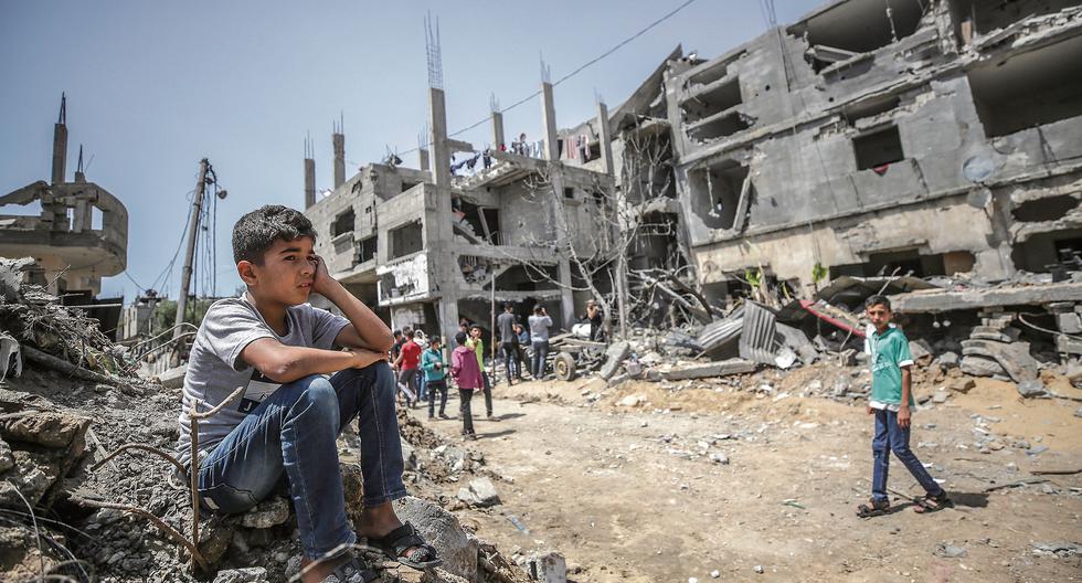 Tras 11 días de la peor escalada bélica desde el 2014, que dejó destrucción especialmente en Gaza, Israel y las milicias palestinas acordaron el viernes una tregua. Egipto fue el mediador. (Foto: EFE / MOHAMMED SABER)