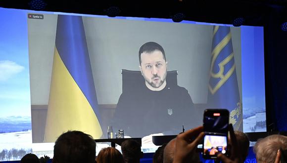 El presidente ucraniano, Volodymyr Zelensky, pronuncia el discurso de apertura por videoconferencia en la Conferencia Nacional de Sociedad y Defensa en Salen, Suecia, el 7 de enero de 2024. (Foto de EFE/EPA/PONTUS LUNDAHL)
