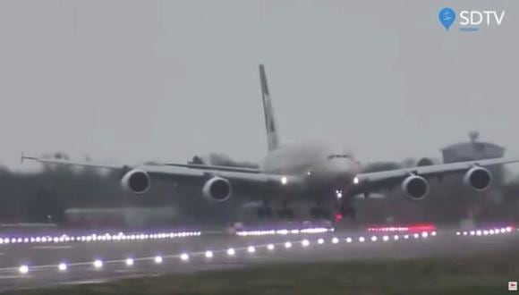 Un Airbus A380 de la aerolínea Etihad tuvo que aterrizar prácticamente de forma vertical debido a los huracanados vientos generados por la segunda tormenta que azota al Reino Unido en esta temporada. (Captura de video)