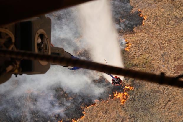 A Hawaii Army National Guard CH47 Chinook drops water on a forest fire on Hawaii Island, Aug. 9, 2023.  (EFE).