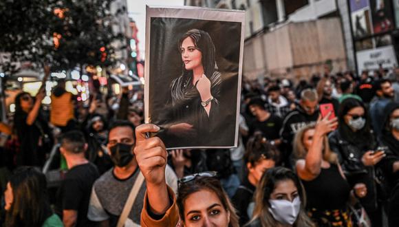 Una manifestante sostiene el retrato de Mahsa Amini durante una protesta contra la muerte de la joven, mientras esta se encontraba detenida por la "policía de la moral" iraní, en Estambul, Turquía.