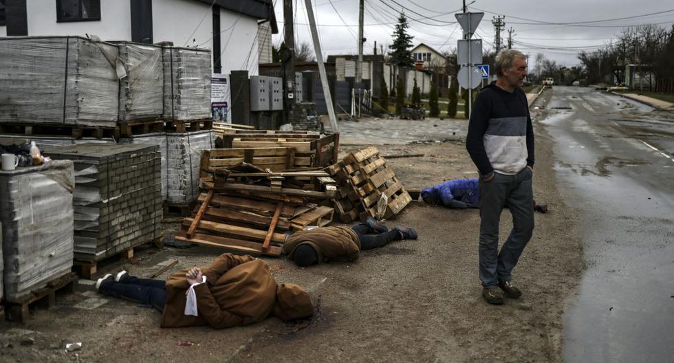 Los cadáveres yacen en una calle de Bucha, al noroeste de Kiev, con las manos ararradas. (RONALDO SCHEMIDT / AFP).