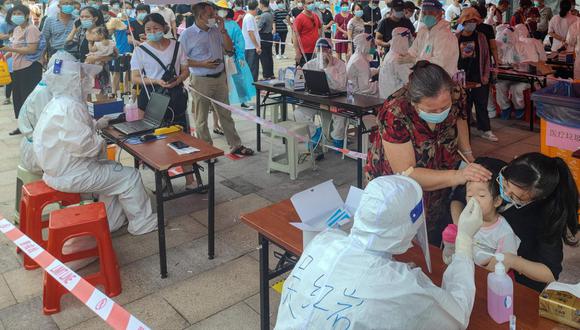 La Comisión Nacional de Sanidad de China informó hoy de que, de los 60 nuevos contagios locales diagnosticados este lunes, 32 se localizaron en Xiamen, por lo que decidieron confinar a la enorme ciudad, una de las más pobladas de la provincia de Fujian. (Foto: AFP)
