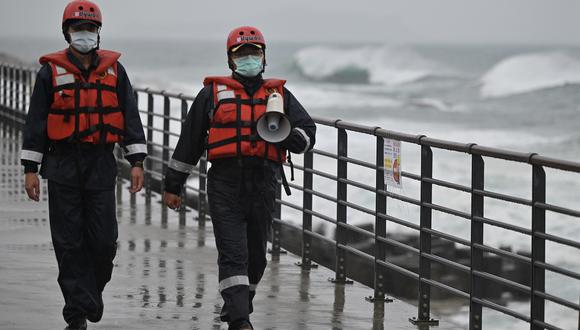 Oficiales de la guardia costera patrullan a lo largo de la costa en Keelung el 3 de agosto de 2023, cuando el tifón Khanun se acerca a la costa noreste de Taiwán. (Foto de Sam Yeh / AFP)