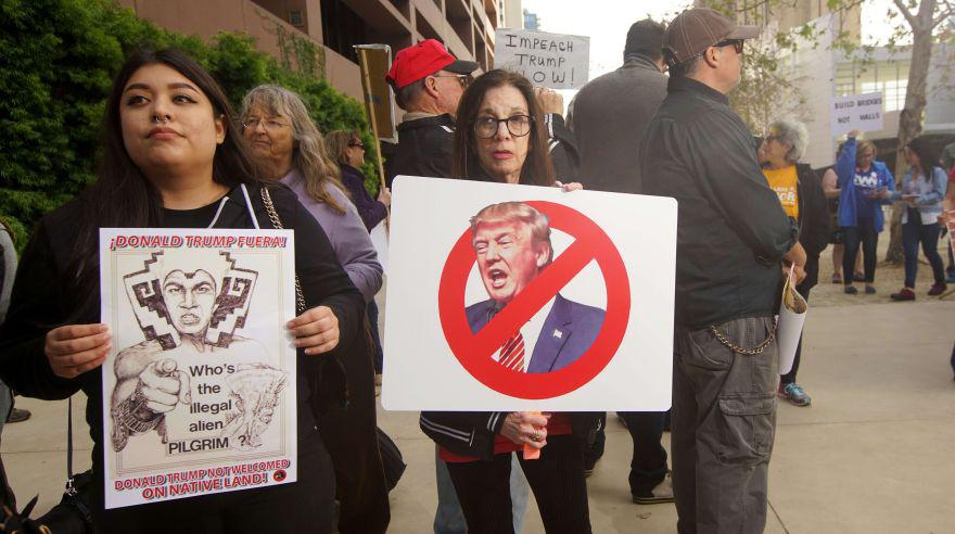 Las primeras manifestaciones contra la primera visita del presidente Donald Trump a California se registraron este lunes, en el estado más poblado de Estados Unidos y bastión demócrata. (Foto: AFP)