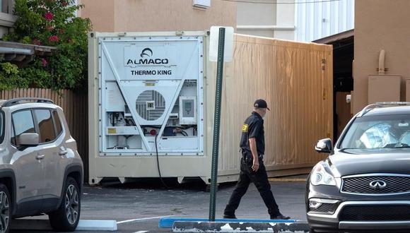 Un guardia de seguridad pasa junto a un contenedor refrigerado ubicado en la funeraria Memorial Plan San José en Hialeah, Florida. El vecindario teme que esté siendo utilizado para almacenar cadáveres de víctimas del coronavirus.  (EFE / EPA / CRISTOBAL HERRERA-ULASHKEVICH).
