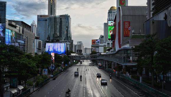 Pocos carros en Bangkok el 12 de julio de 2021, en el primer día de restricciones más estrictas para tratar de contener la propagación del coronavirus Covid-19 en Tailandia. (Foto de Lillian SUWANRUMPHA / AFP).