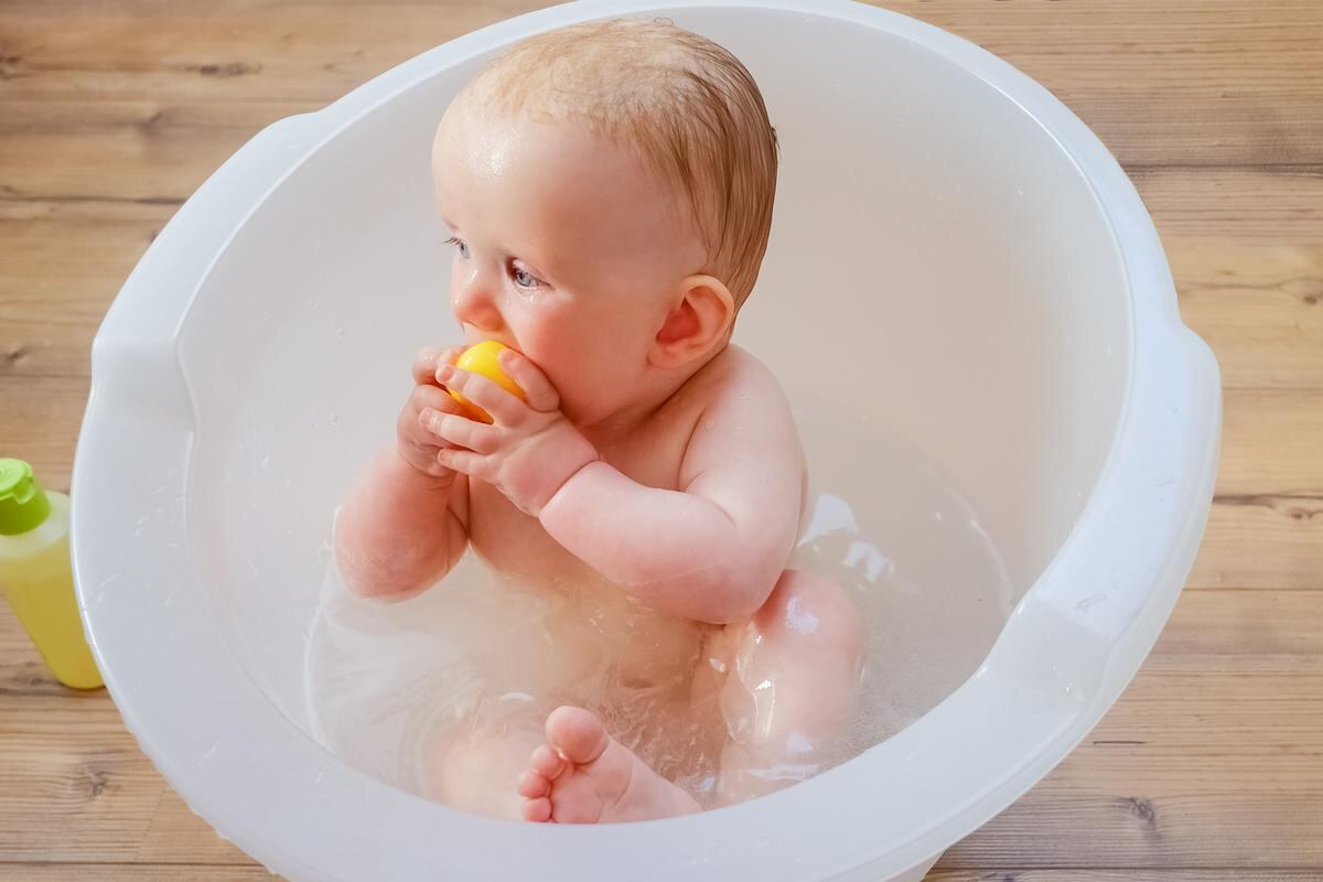 ¿Primer baño de tu bebé? Pediatra explica qué hacer si le entra shampoo a  los ojos por primera vez, HOGAR-FAMILIA