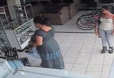 YouTube: Mujer robó pantalla plasma en solo 13 segundos (VIDEO)