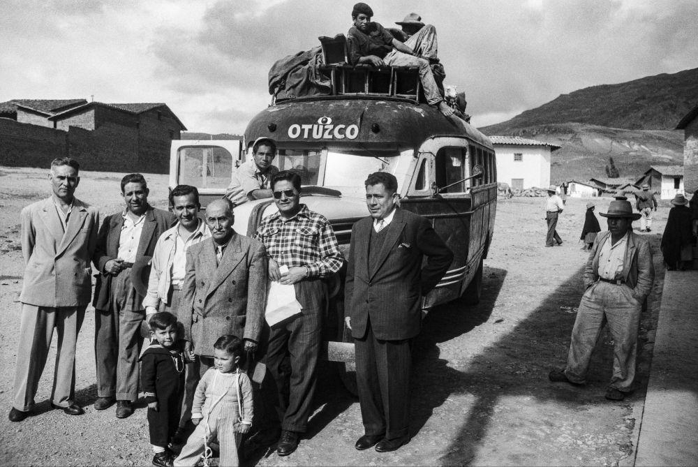 Pasajeros de bus en Otuzco, en La Libertad, 1954. 